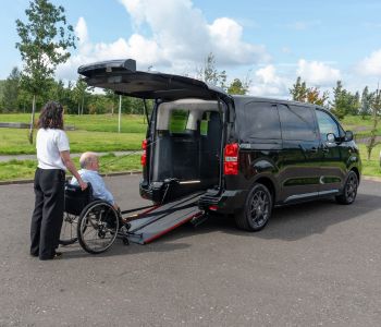 Rollstuhl im Auto transportieren: Möglichkeiten und sichere Beförderung