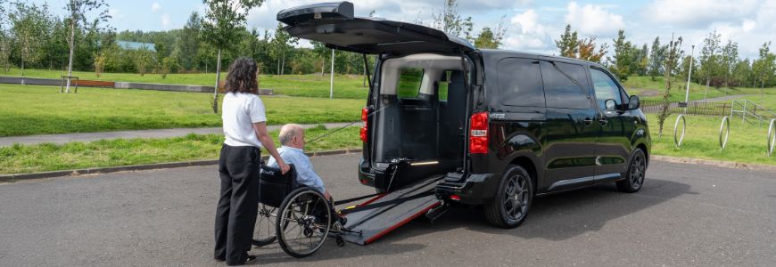 Rollstuhl im Auto transportieren: Möglichkeiten und sichere Beförderung