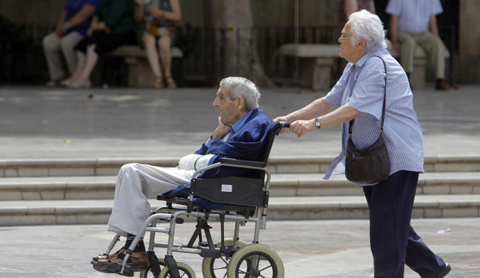 Una pareja con sills de rueda