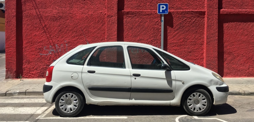 Un plazo de aparcamiento reservada para coches de minusválidos, en Valenciav
