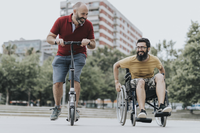 Conduire en fauteuil roulant… en trottinette électrique | AlliedMobility