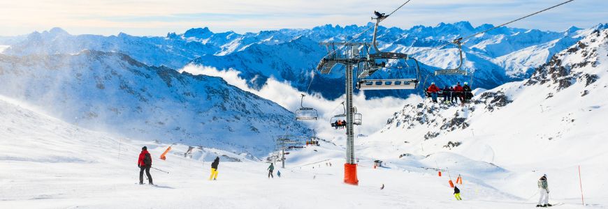 Vacances accessibles au ski : les meilleures stations et conseils pour un séjour réussi