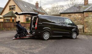 Hoe een auto vanuit uw rolstoel te besturen of voorin als passagier mee te rijden