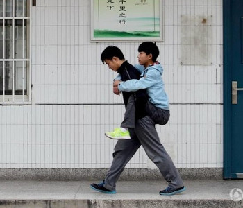 chinese student carries disabled friend to class thumb
