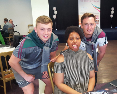 Clare Bowen with Widnes Vikings players Olly Ashall and Tom Gilmore 1024x927777