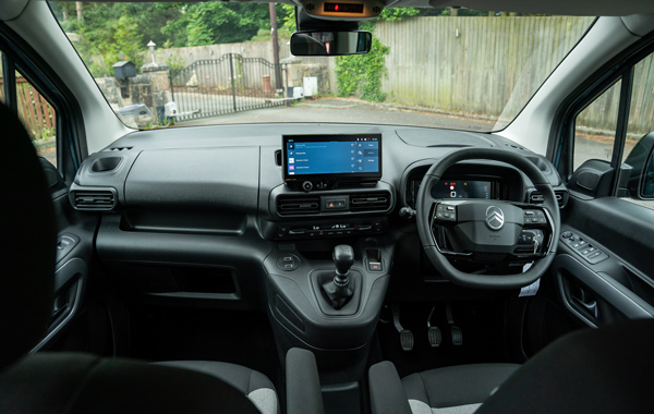 wideshot of Citroen Lunar central console